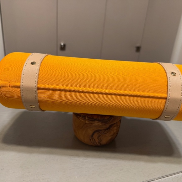 Veuve Clicquot 375ml neoprene champagne carrier/Parisian purse - Picture 3 of 9